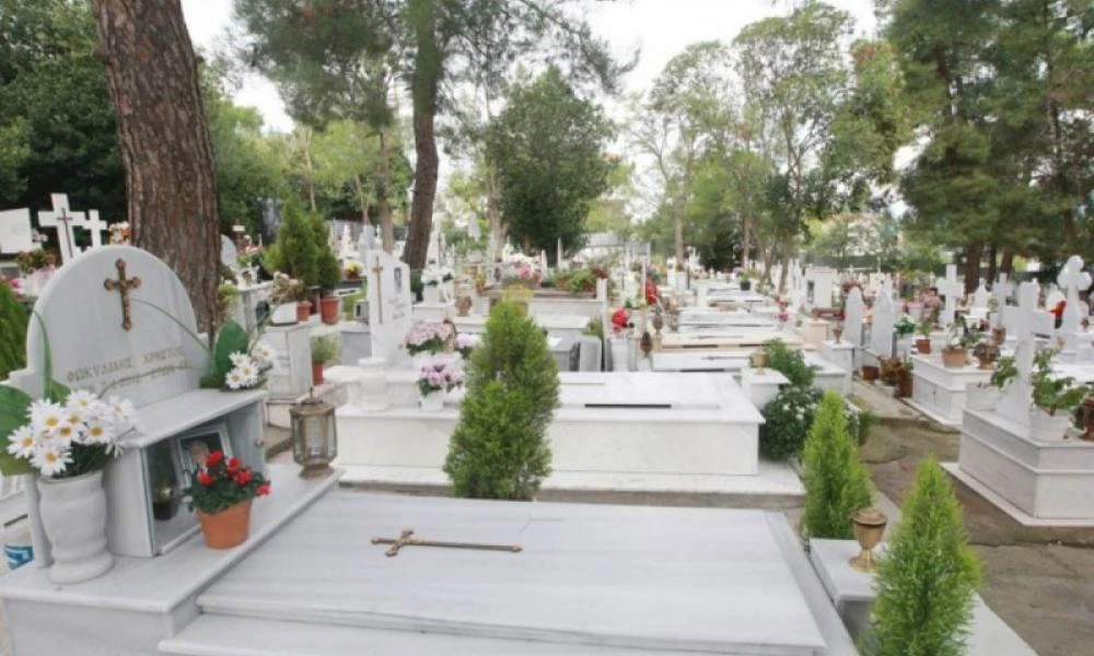  Βάνδαλος λεηλάτησε 30 μνήματα σε νεκροταφείο στην Αχαΐα